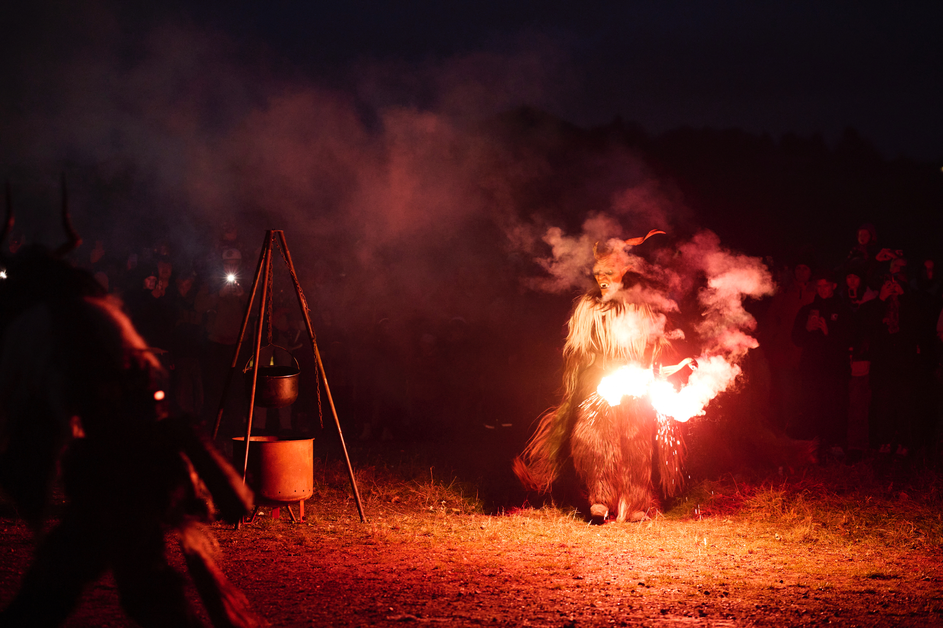 Perchtenlauf mit Feuer beim Almdorado Vorweihnachtsmarkt